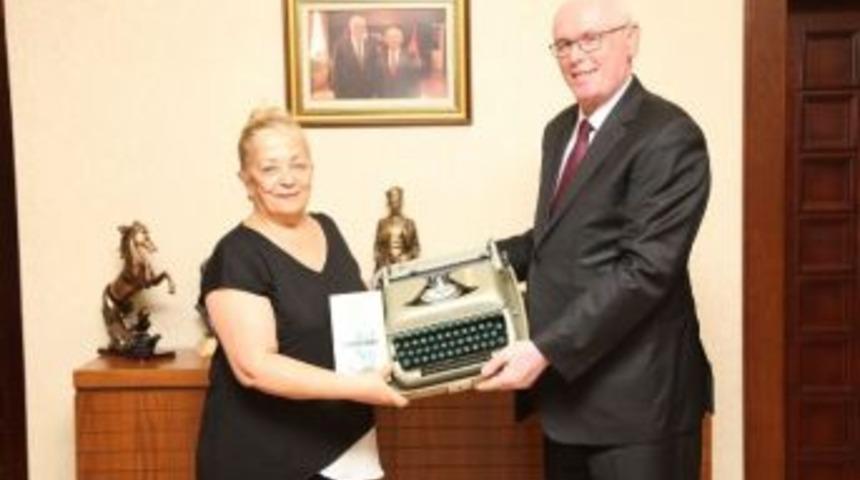 Daktilo M&uuml;zesine Anlamlı Bağış