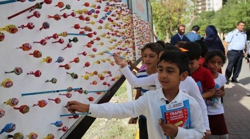 &Ouml;ğrencilere Billboardlarda Kalem Ve Şeker S&uuml;rprizi