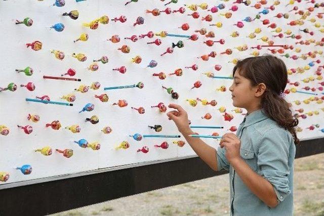 Öğrencilere Billboardlarda Kalem Ve Şeker Sürprizi