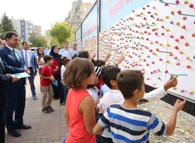 Öğrencilere Billboardlarda Kalem Ve Şeker Sürprizi