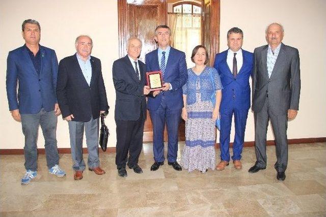 Çevrecilerden Kaymakam Sırmalı’ya “yeşil Dalga” İçin Plaket