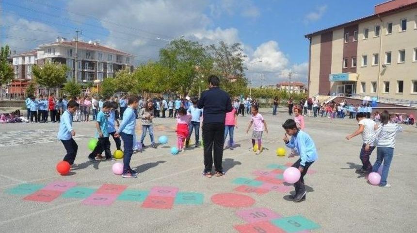 Karahisar Gençlik Merkezi Gönüllü Gençleri Minikler İle Bir Araya Geldi