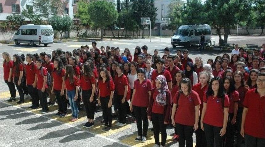 Liseli Gen&ccedil;ler Okuldaki T&ouml;rene Yakalarında 15 Temmuz Şehitlerinin İsimleriyle Katıldılar