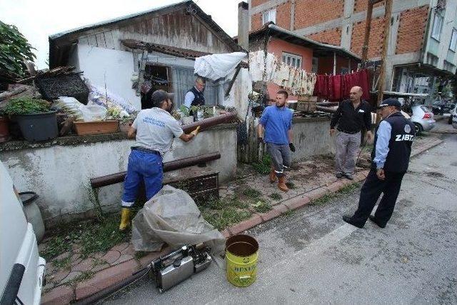 Akyazı Belediyesi Ekipleri Çöp Evi Temizledi