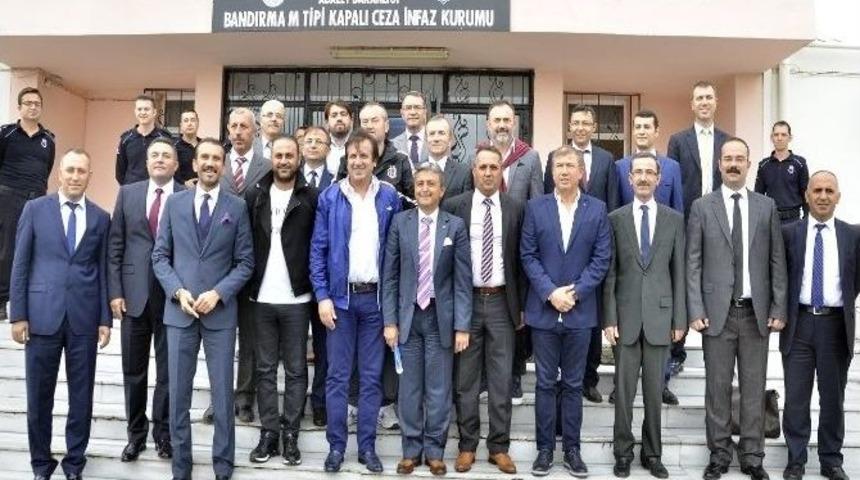 Efsane Futbolculardan "futbolun Efsaneleri Gen&ccedil; H&uuml;k&uuml;ml&uuml;lerle Buluşuyor" Projesine Destek