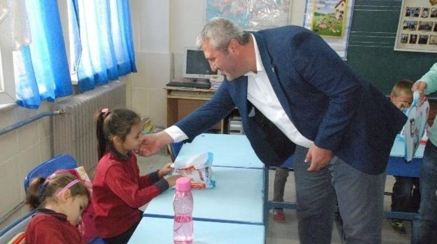 Ak Parti Uşak İl Teşkilatı&rsquo;ndan K&ouml;y &Ouml;ğrencilere Eğitim Desteği