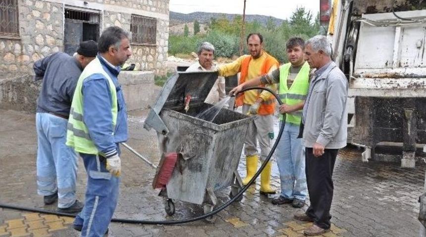 Gölbaşın’nda Çöp Konteynırları Yıkanıyor