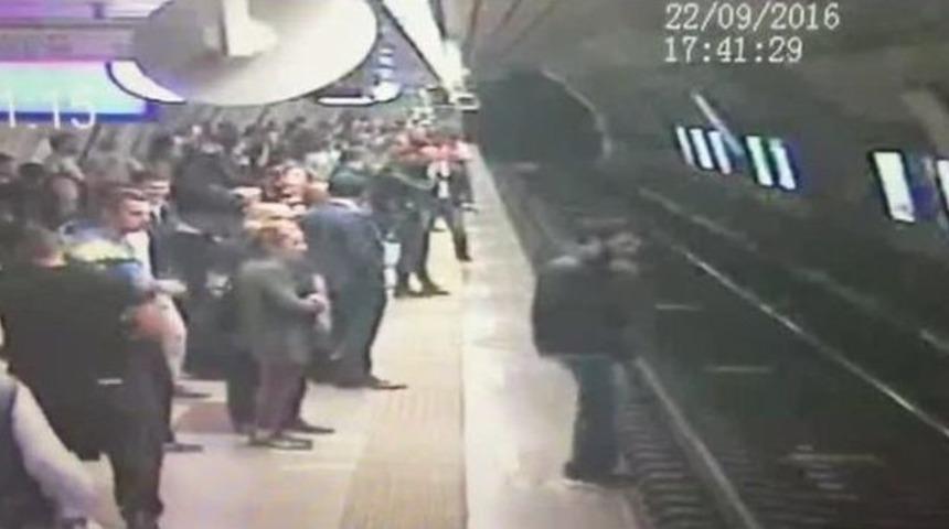 G&ouml;rme Engelli Gencin Metro İstasyonuna Atlama Anı Kamerada