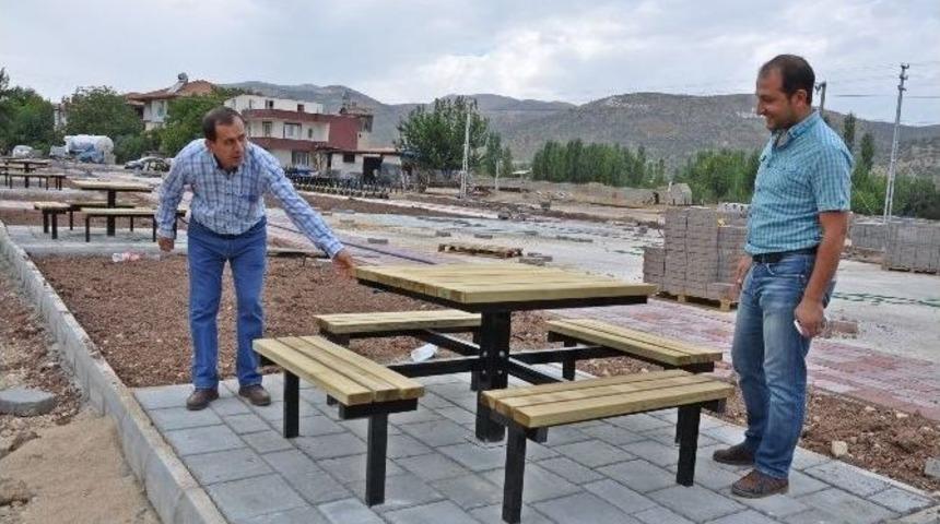 G&ouml;lbaşı Botanik Parka Oturma Grupları Yerleştiriliyor