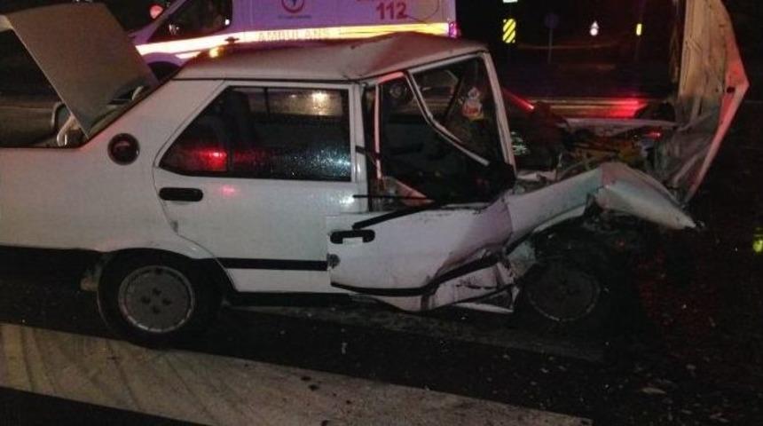 Karşı Şeride U&ccedil;an Panelvan Otomobile &Ccedil;arptı: 3 Yaralı