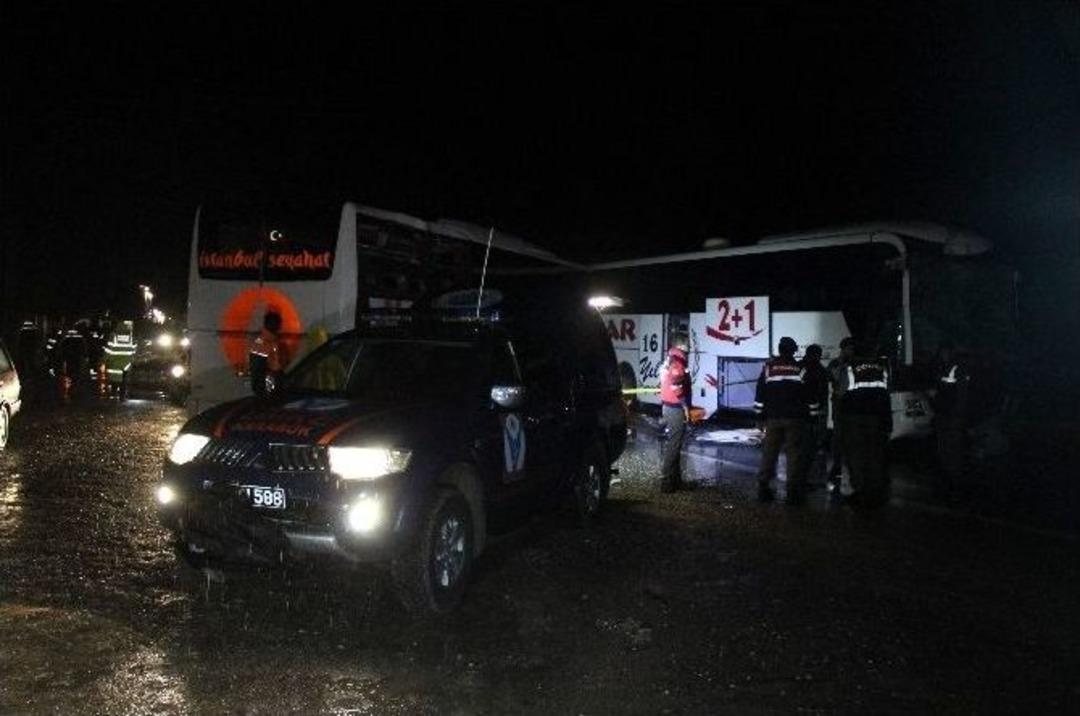Karab&uuml;k&rsquo;te Yolcu Otob&uuml;sleri &Ccedil;arpıştı: 68 Yaralı