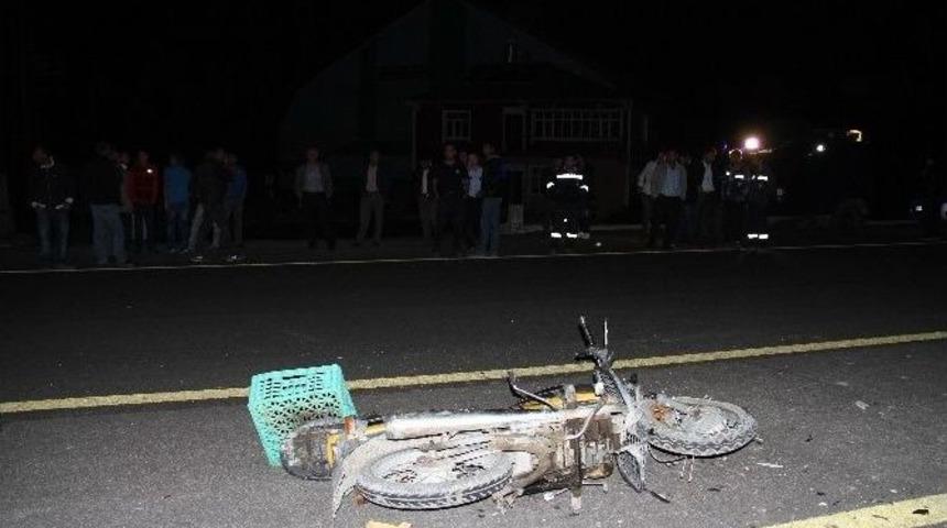 Motosiklet Minib&uuml;se &Ccedil;arptı: 1 Yaralı