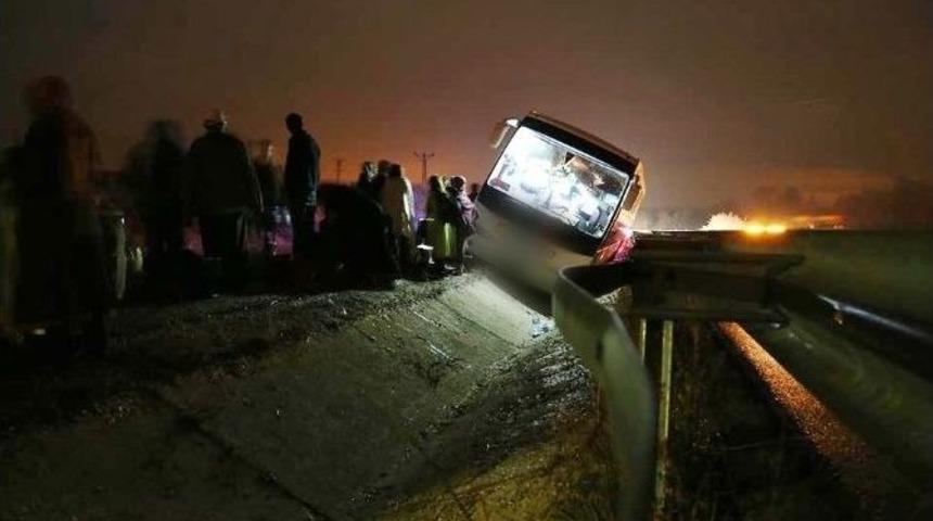 Yoldan &Ccedil;ıkan Otob&uuml;s Bariyerlere Yaslanarak Durabildi