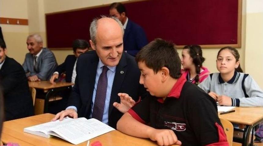 Dulkadiroğlu Belediyesi&rsquo;nden &Ouml;ğrencilere Kırtasiye Yardımı