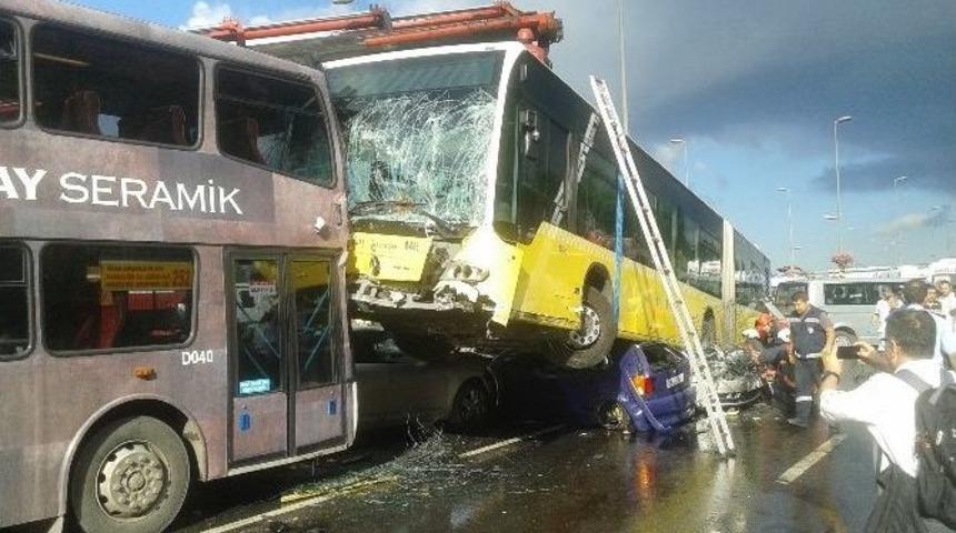 Kontrolden &Ccedil;ıkan Metrob&uuml;s Ara&ccedil;ların &Uuml;zerine U&ccedil;tu