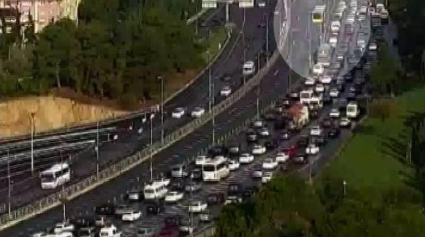 Metrob&uuml;s Kazası G&uuml;venlik Kamerasında