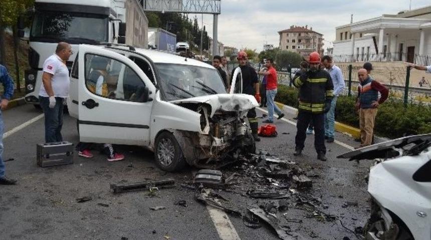 İki Otomobil Kafa Kafaya &Ccedil;arpıştı: 3 Yaralı