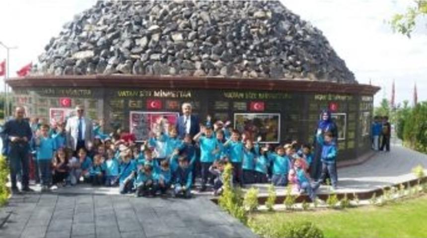 Minik &Ouml;ğrenciler 15 Temmuz Şehitler Anıtını Ziyaret Etti