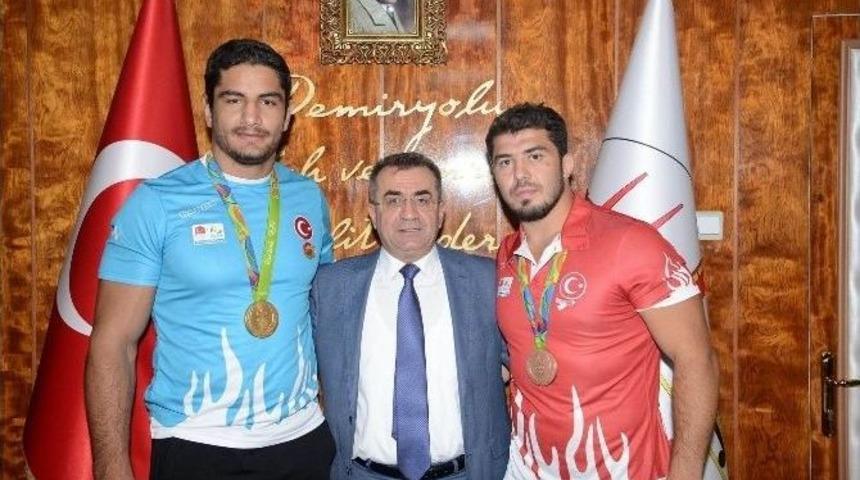 Olimpiyat Şampiyonu Akg&uuml;l&rsquo;den, Sivas Demirspor&rsquo;a Ziyaret