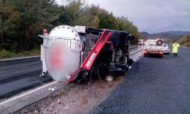 Tanker İle Kamyonet Çarpıştı: 1 Ölü