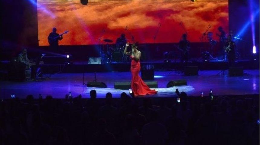 Yeşim Salkım Ve Murat Kekilli Expo 2016’da Sahne Aldı