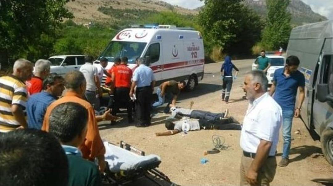 Otomobil İle Minib&uuml;s &Ccedil;arpıştı: 3 Yaralı