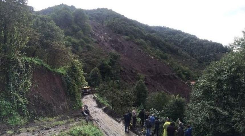 Beşikd&uuml;z&uuml; İl&ccedil;esindeki Afette Hayatını Kaybedenlerden 5 &Ccedil;ocuk Annesi G&uuml;lten Angın Son Yolculuğuna Uğurlandı