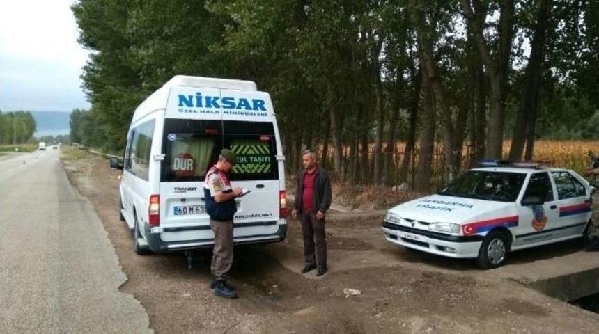 Niksar İl&ccedil;e Jandarma Ekipleri &Ouml;ğrenci Servislerini Denetledi