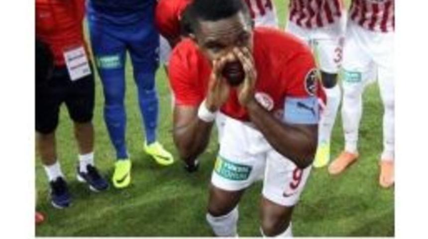 Kadro Dışı Kalan Eto&rsquo;o&rsquo;dan Takımına Destek