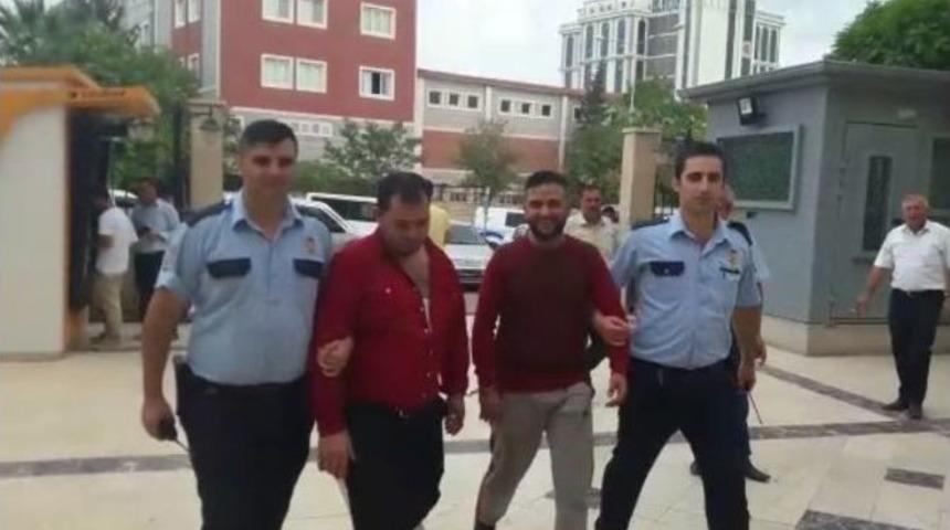 Uyuşturucu Satıcısı Adliyeye G&uuml;lerek Girdi