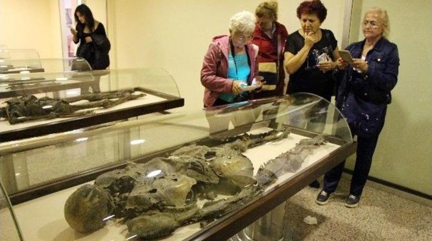 Mumya Ailesi Şaşırtıyor