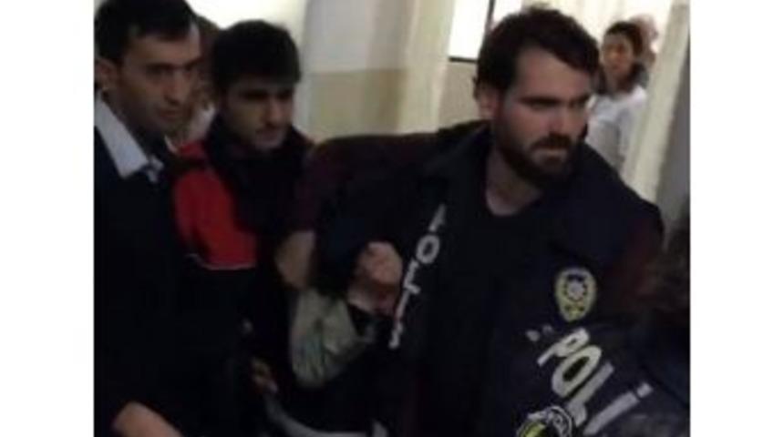 Metrob&uuml;s Şof&ouml;r&uuml;ne Şemsiyeyle Saldıran Şahıs Adliyeye Sevk Edildi