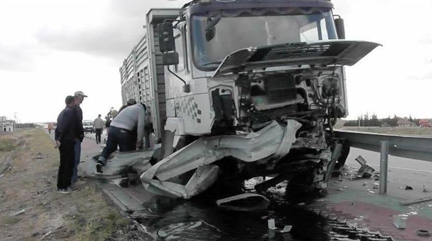 Lastiği Patlayan Kamyon Bariyerleri Bi&ccedil;ti