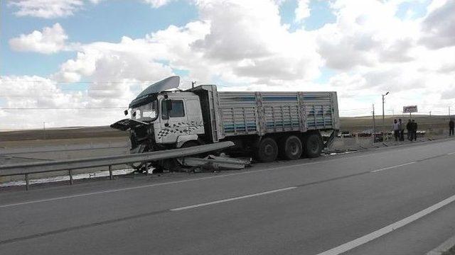 Lastiği Patlayan Kamyon Bariyerleri Biçti