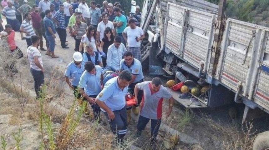 Kavun Y&uuml;kl&uuml; Kamyon Şarampole U&ccedil;tu: 1 Yaralı
