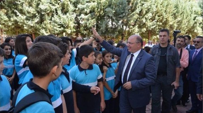 Vali &Ccedil;i&ccedil;ek Şehit Polislerin İsimlerinin Verildiği Okulları Ziyaret Etti