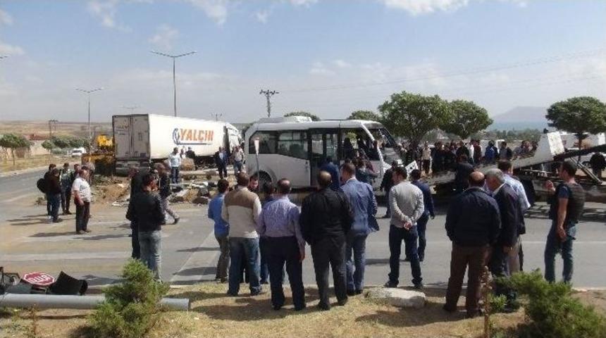 Tatvan&rsquo;da Trafik Kazası: 1 &Ouml;l&uuml;, 6 Yaralı