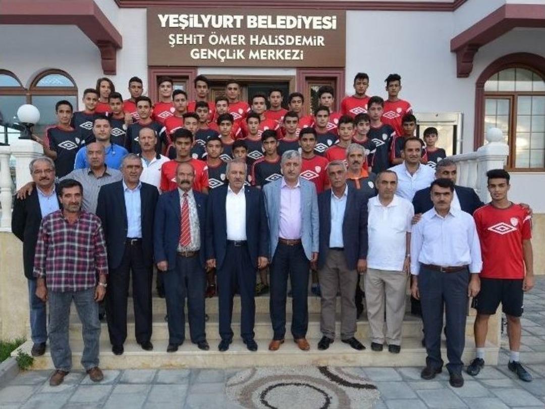 Milletvekili Şahin, Şehit &Ouml;mer Halisdemir Gen&ccedil;lik Merkezini Ziyaret Etti