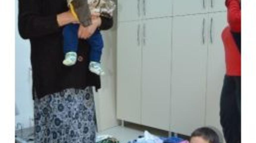 Beşikd&uuml;z&uuml;&rsquo;ndeki Selde Torunlarıyla Birlikte Ardı&ccedil;atak Mahallesinde Mahsur Kalan Babaanne Kurtarıldı