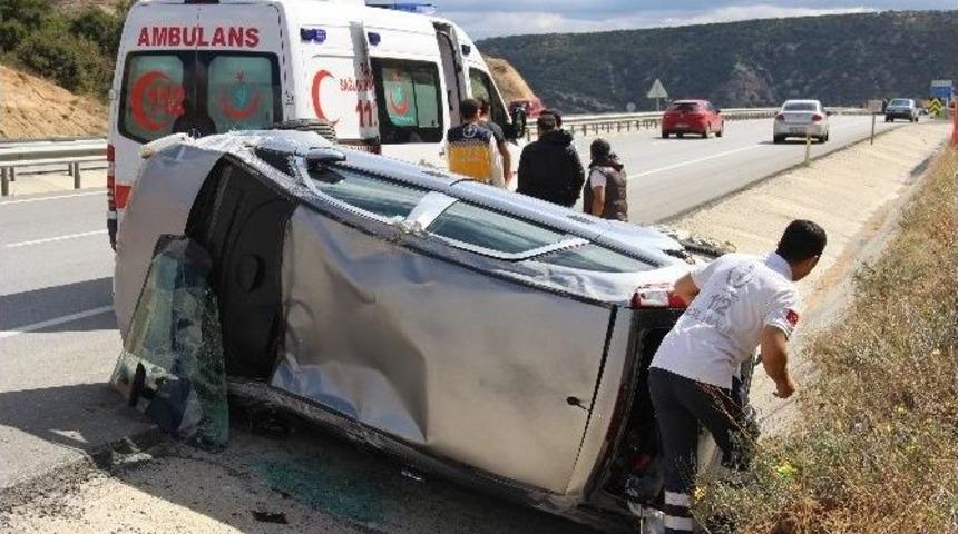 Yoldan &Ccedil;ıkan Otomobil Devrildi: 3 Yaralı
