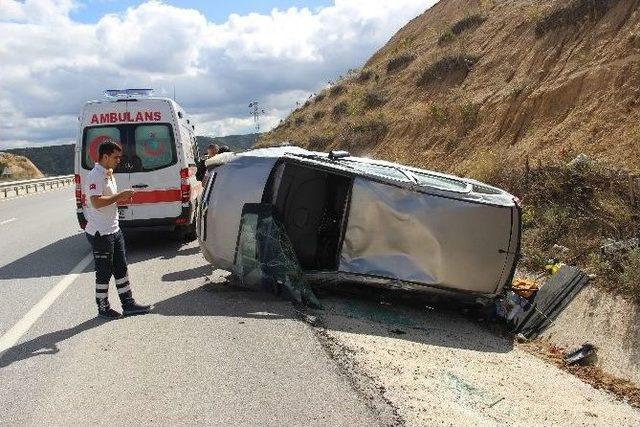 Yoldan Çıkan Otomobil Devrildi: 3 Yaralı