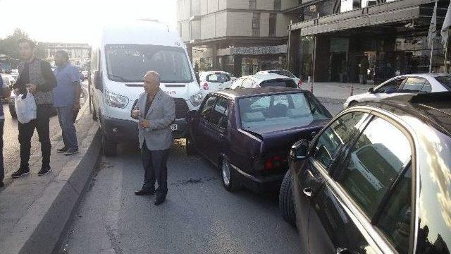 (özel Haber) Direksiyon Başında Uyuyan Minibüs Şoförü Trafiği Birbirine Kattı