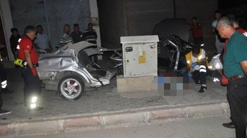 Ağa&ccedil;lara &Ccedil;arpar Otomobil İkiye Ayrıldı, S&uuml;r&uuml;c&uuml; Hayatını Kaybetti