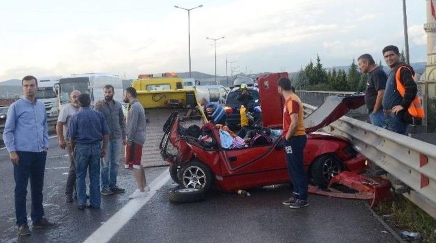 (&ouml;zel Haber) Yarış Yapan S&uuml;r&uuml;c&uuml;n&uuml;n &Ccedil;arptığı Otomobilden İnanılmaz Kurtuluş