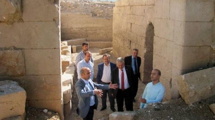 Aykanat, Raban Kalesi&rsquo;nde İncelemelerde Bulundu