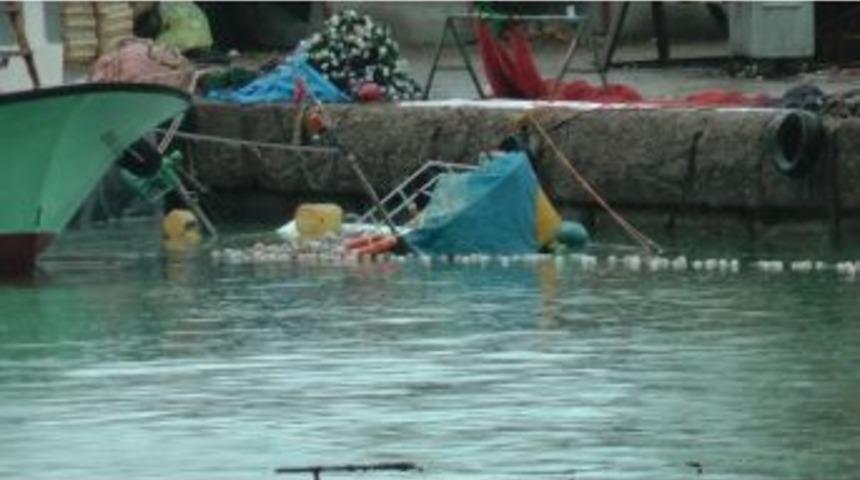 Balık&ccedil;ı Barınağında Tekne Battı