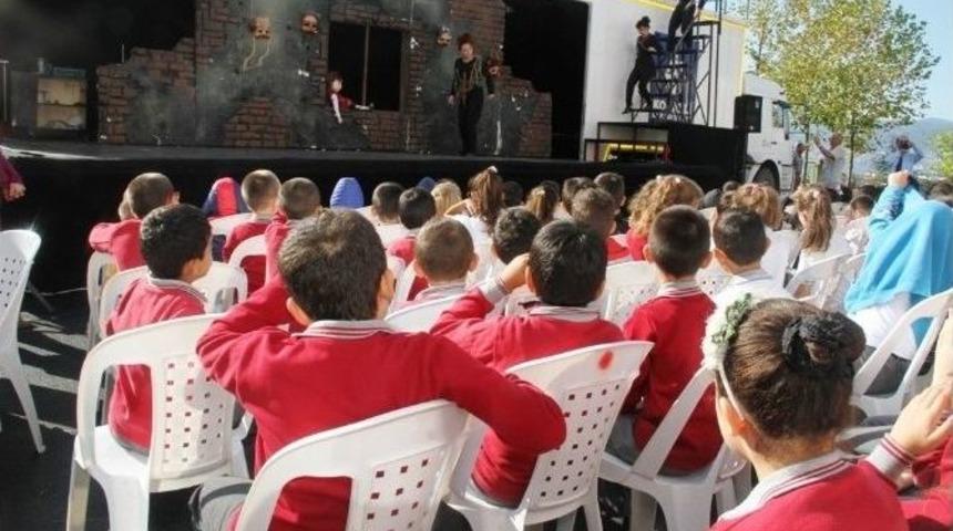 Tır Tiyatrosu K&ouml;y &Ccedil;ocuklarının Ayağına Geldi