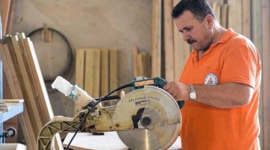 Muratpaşa, Kent Mobilyalarını &Uuml;retmeye Devam Ediyor