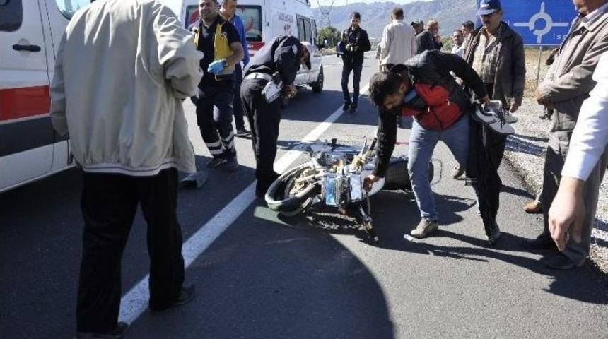 Motosiklet Ticari Araca &Ccedil;arptı: 2 Yaralı