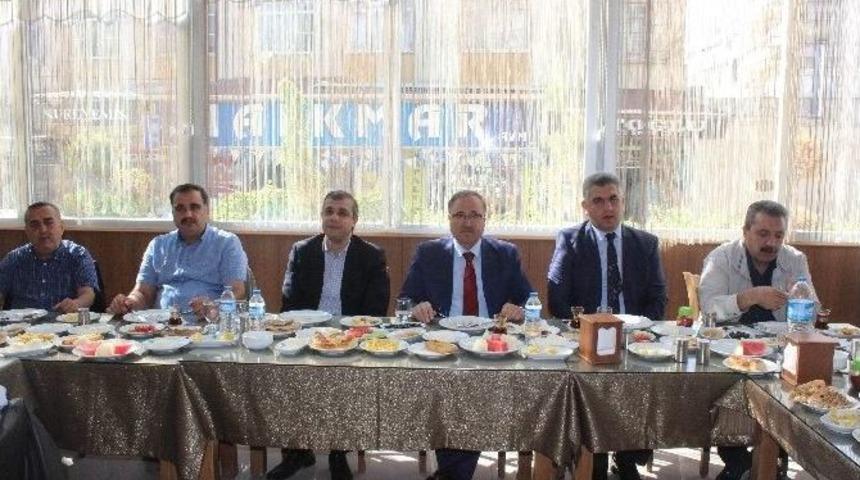 Milli Eğitim M&uuml;d&uuml;r&uuml; Alag&ouml;z, T&uuml;rk Ve Suriyeli &Ouml;ğrencilerin Karma Eğitimini Değerlendirdi